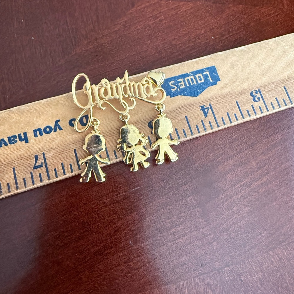 Vintage Gold Tone Grandma Brooch